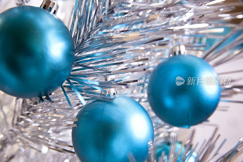 银色圣诞树与蓝色的装饰品XXXL