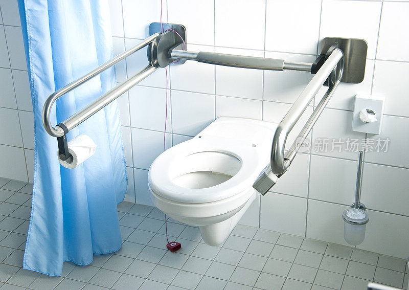 残疾人的浴室-在手背盥洗室后面