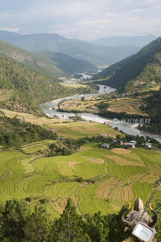 风景如画的河谷在不丹