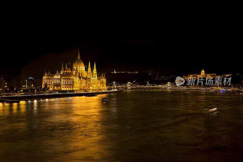 布达佩斯议会大厦的夜景