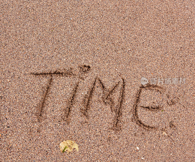 时间文字写在沙滩上