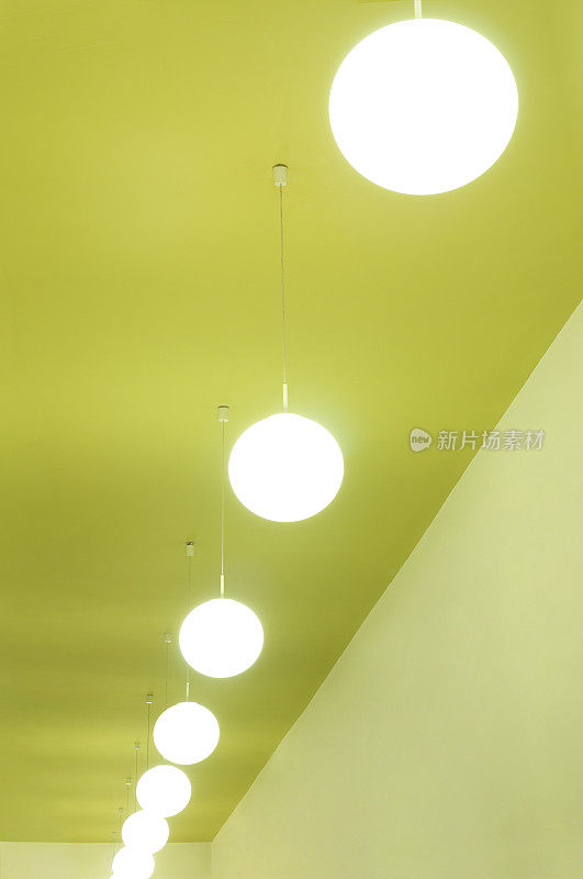 一排现代灯在一个绿色油漆的房间里