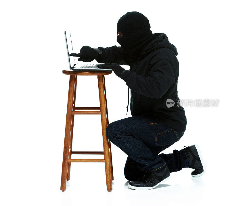 带着笔记本电脑的强盗正在行动