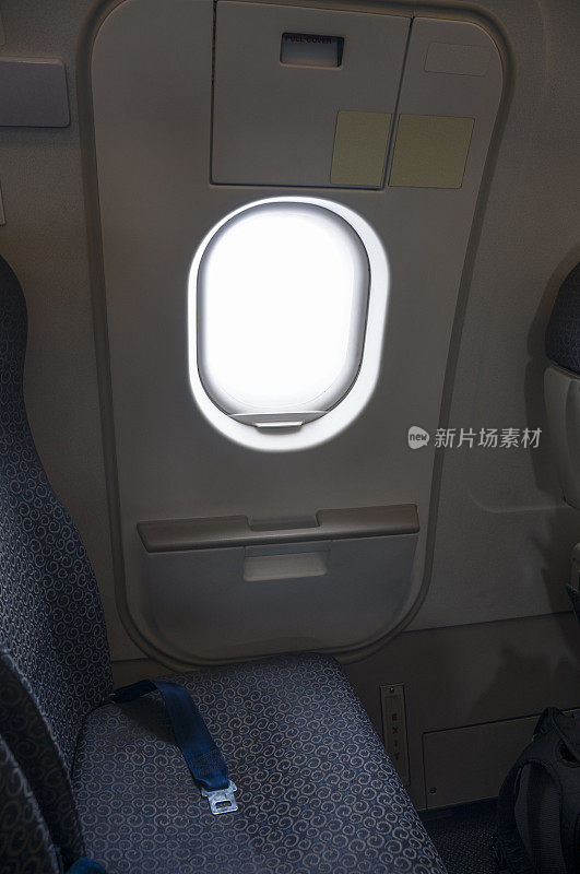 飞机内紧急出口旁边的靠窗座位