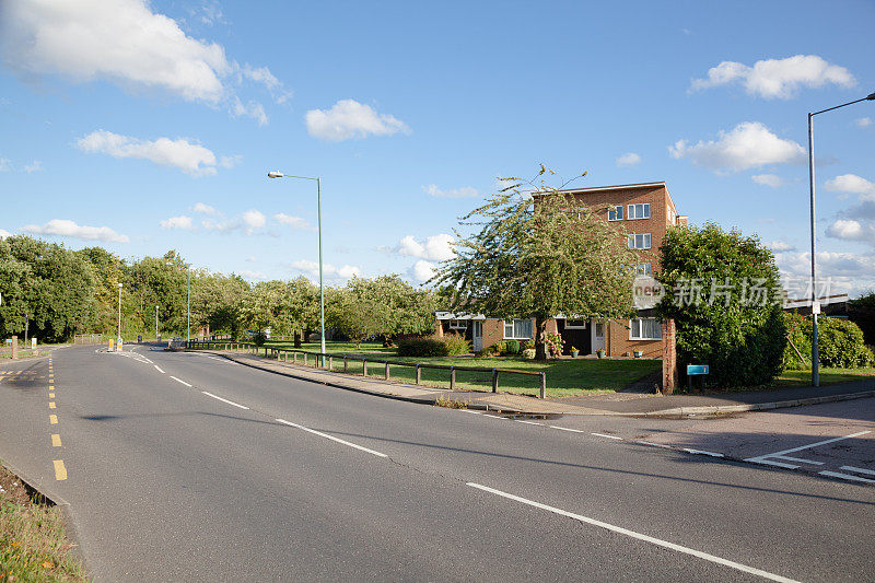 英格兰埃塞克斯郊区的街道，有公寓和蓝天