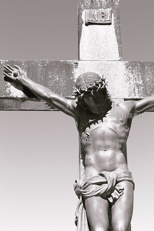 基督被钉在十字架上，戴着黑色和白色的荆棘