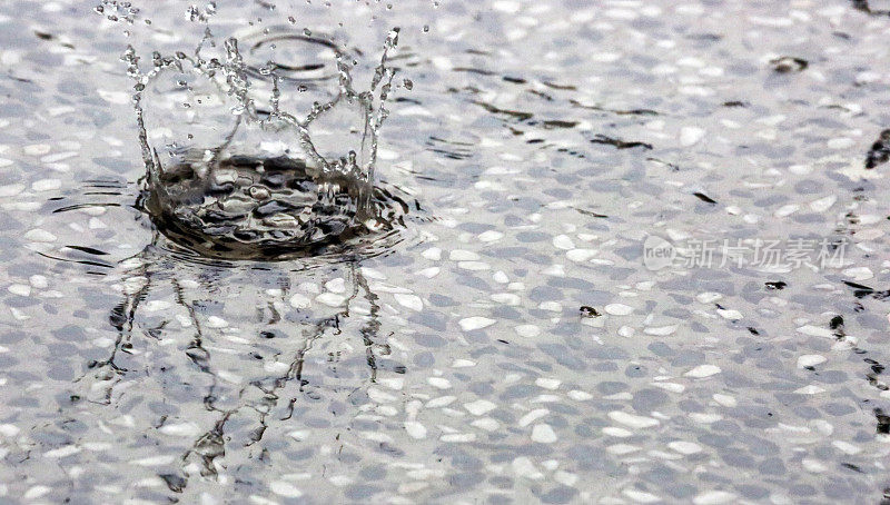 新加坡:雨滴在水坑里溅起水花