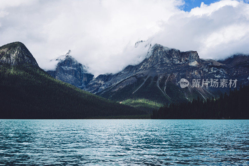 美丽的山和湖在落基山脉