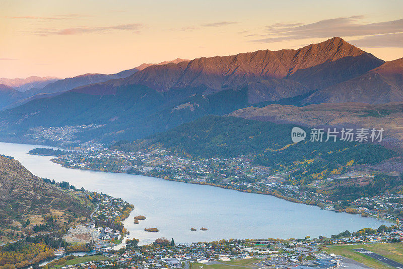 新西兰皇后镇壮观的山峰全景