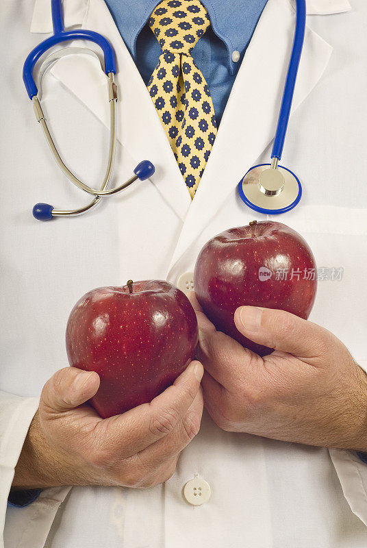 拿着两个苹果的医生
