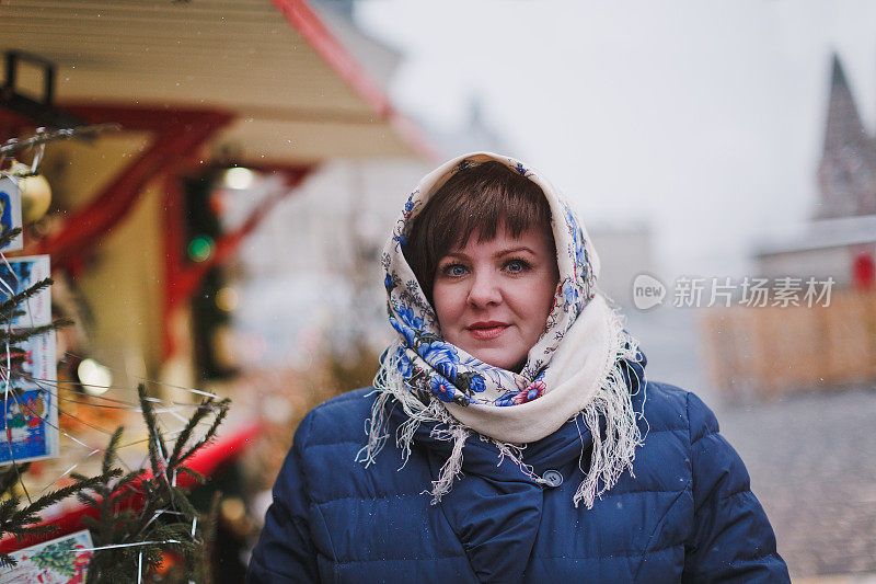 戴着俄罗斯式头巾的漂亮女人