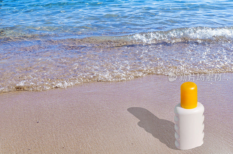 海滩上的防晒霜瓶子