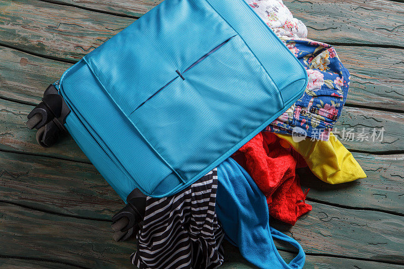 蓝色的满满的手提箱。