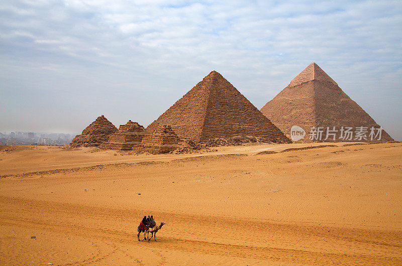 埃及金字塔和骆驼上的骑手
