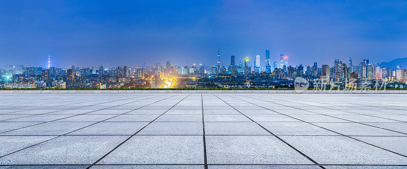 夜晚的南京，空荡荡的地板和现代城市的天际线