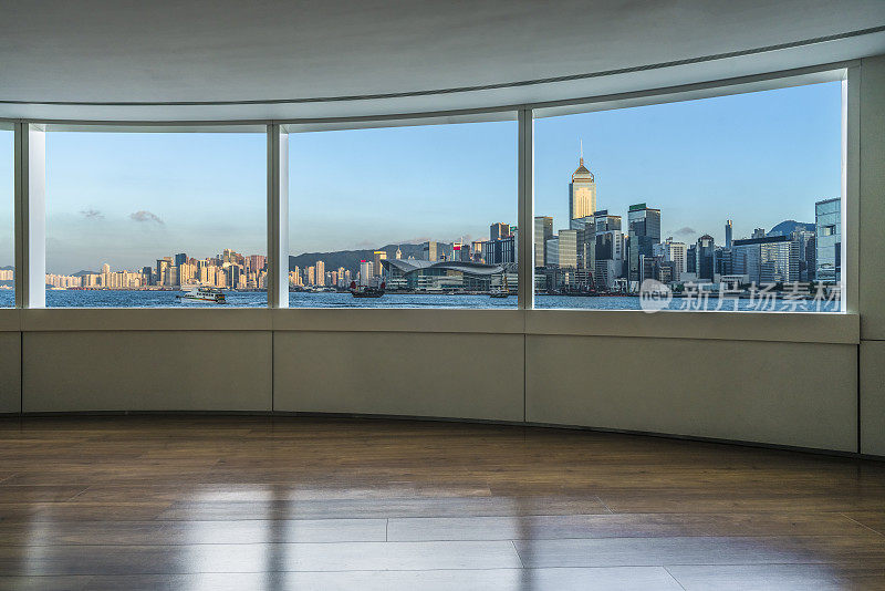 透过玻璃窗可以看到香港的城市景观和天际线