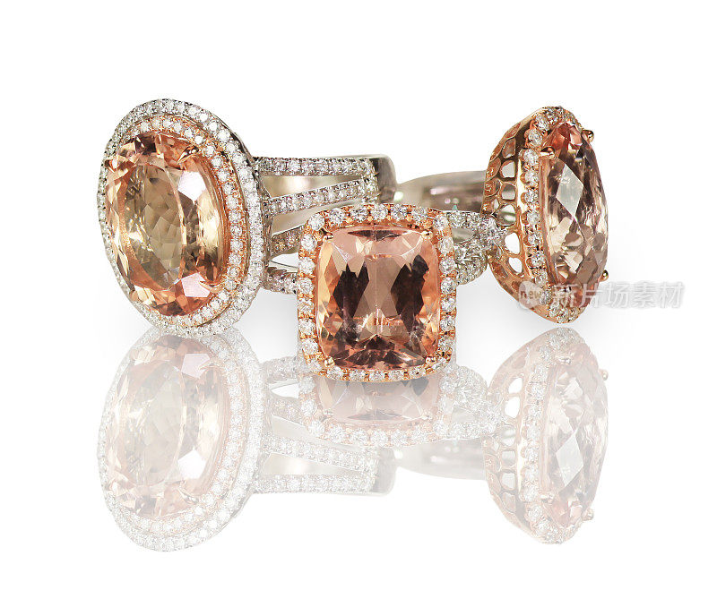 一套三枚钻石和粉色宝石时尚订婚戒指。