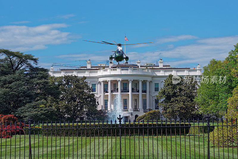 在白宫前驾驶直升机