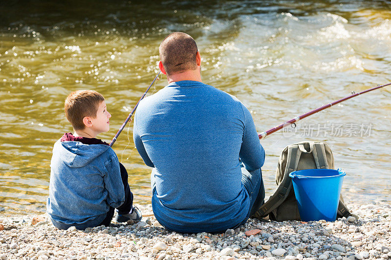 男人和小男孩在钓鱼