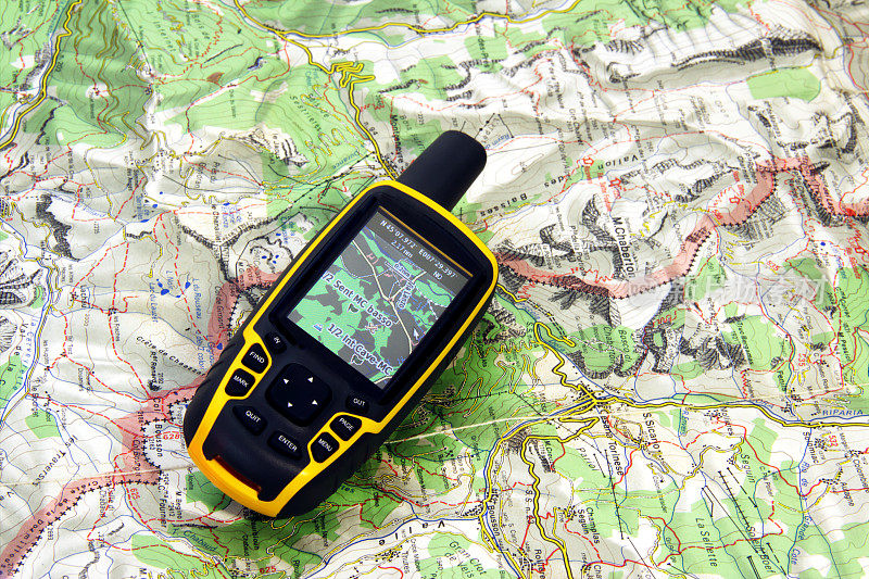 GPS接收器和地图。