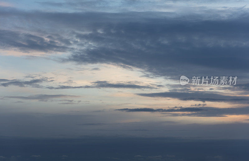 黄昏破晓天空的背景