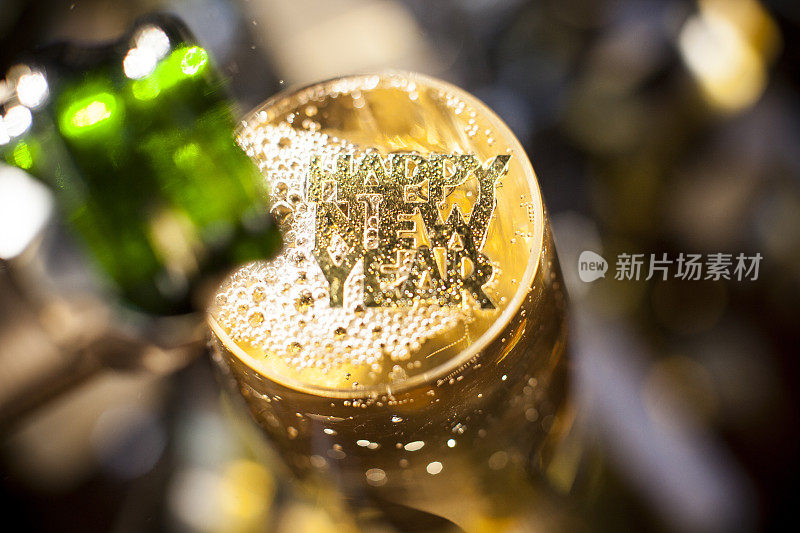 用香槟酒杯祝你新年快乐