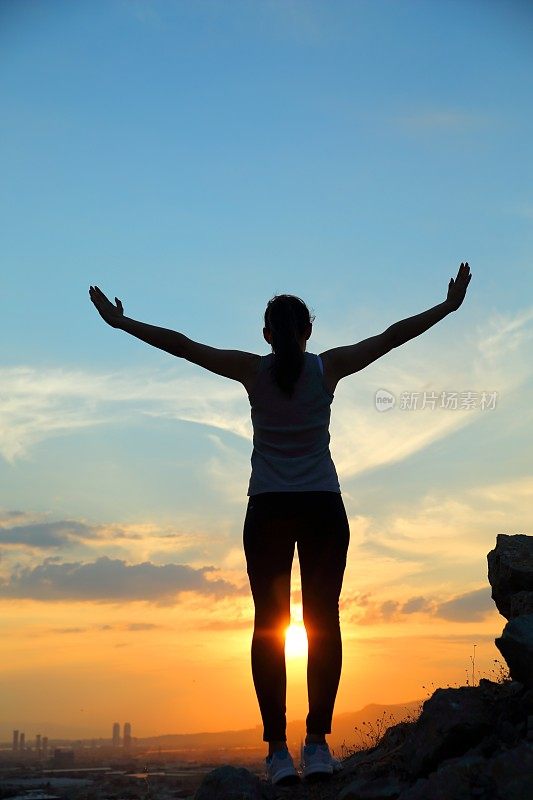 夕阳下的女人剪影