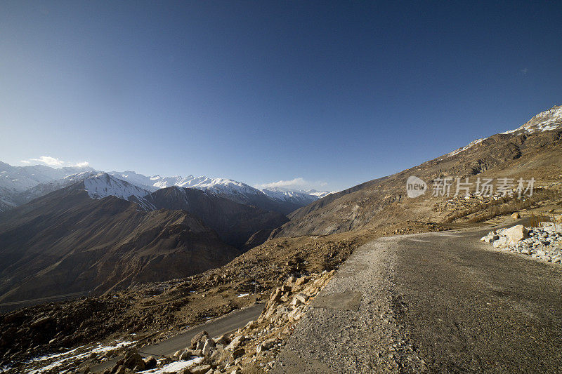 喜马拉雅山间的道路