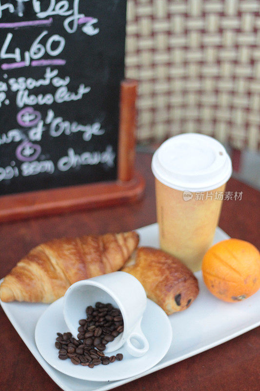 巴黎美味的咖啡和早餐