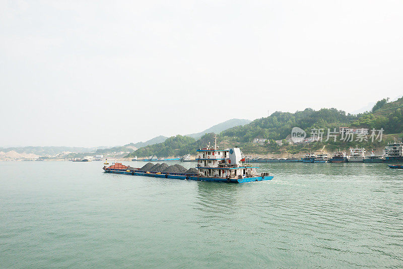 长江上的货轮，树峡
