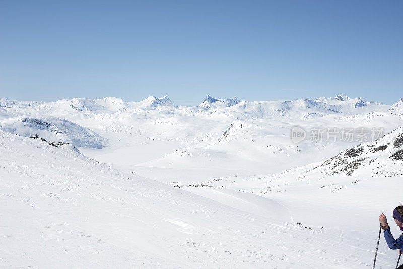 在海拔6000英尺的偏远地区滑雪