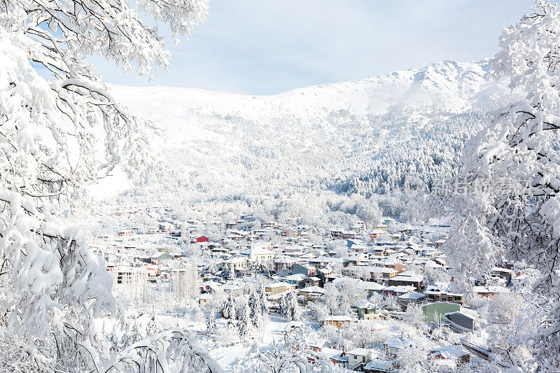 雪下美丽的村庄