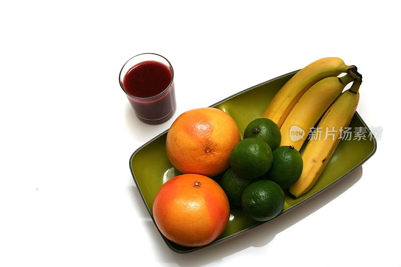 健康的水果碗，香蕉，酸橙，葡萄柚和草莓汁