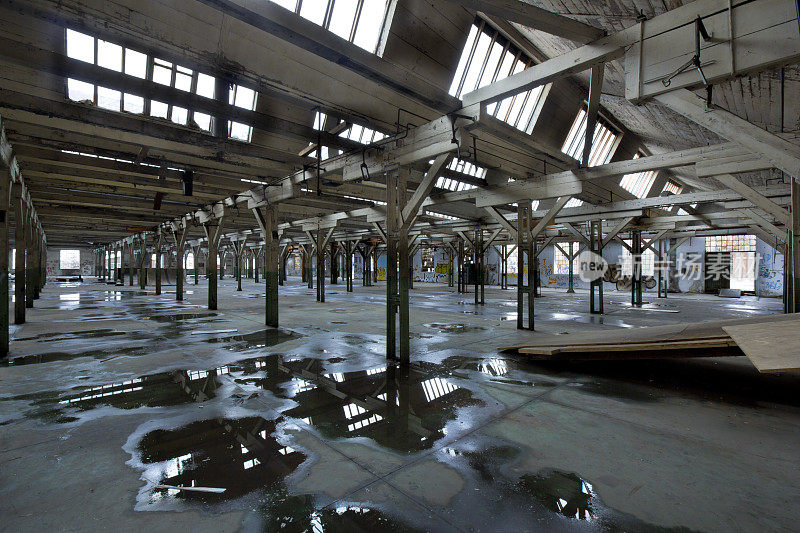 从角落看，旧的工厂大厅地板潮湿