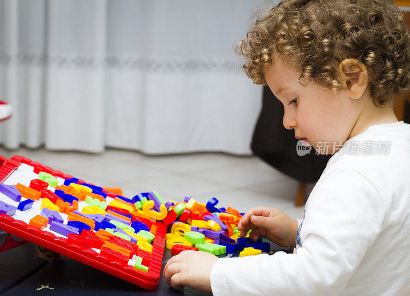 幼儿(2岁)玩玩具字母