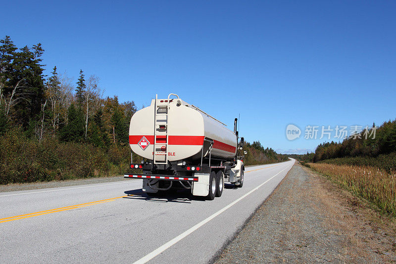 公路上的油罐车