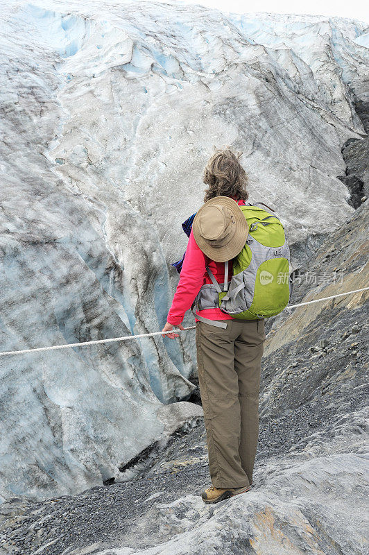 女人在冰川