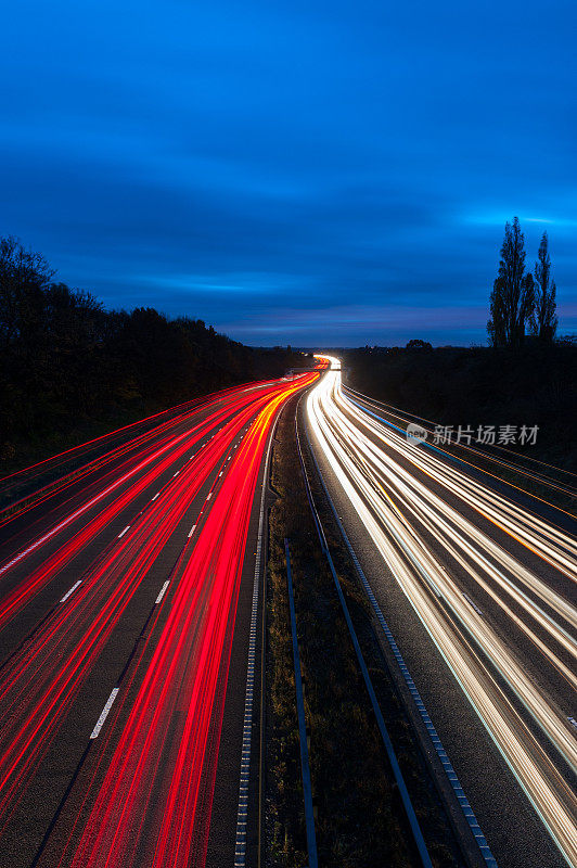 高速公路夜间灯光
