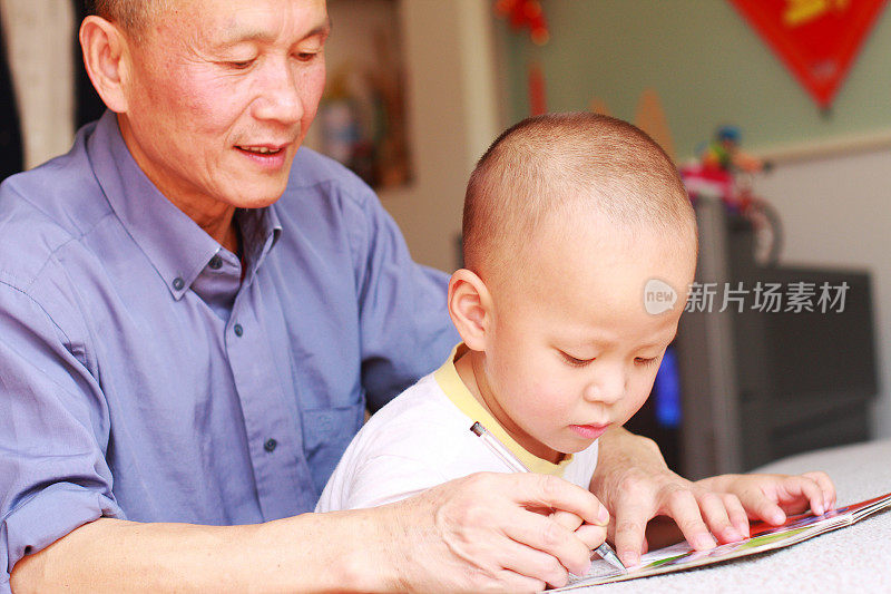 学习写字的孩子