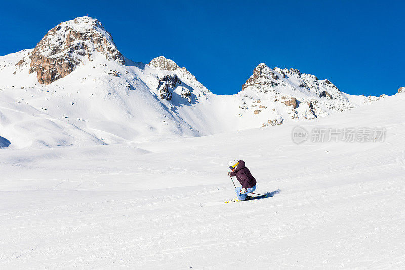 女子滑雪和高山