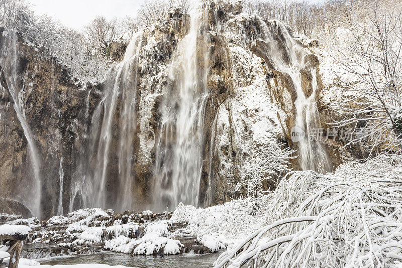 由冰雪覆盖的Plitvice湖构成的岩石景观。