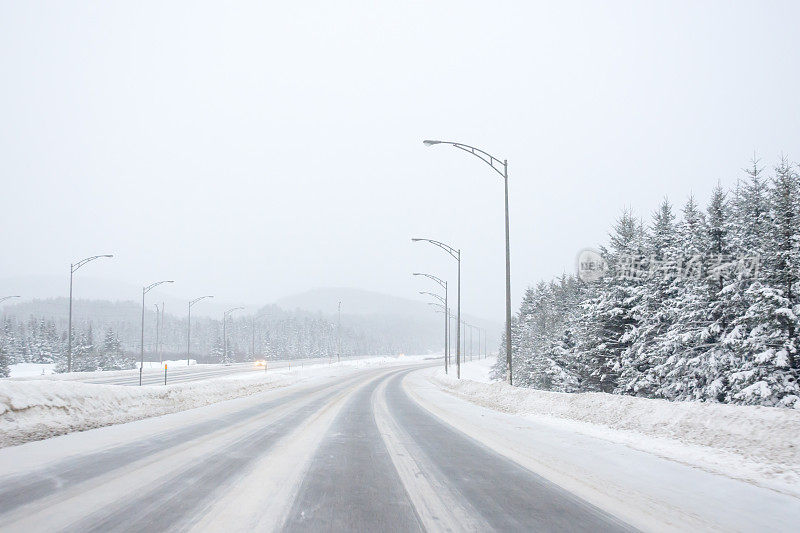 暴风雪的高速公路