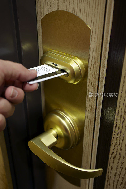 男性将钥匙卡插入酒店门锁