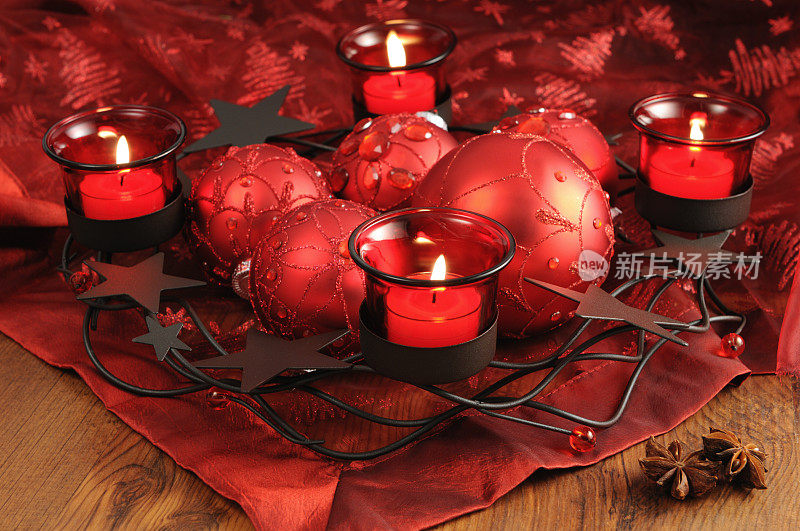 桌上燃烧着三只红色的降临节茶灯蜡烛