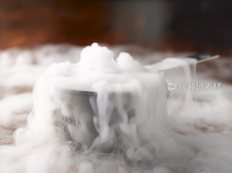 蒸汽从锅中喷出
