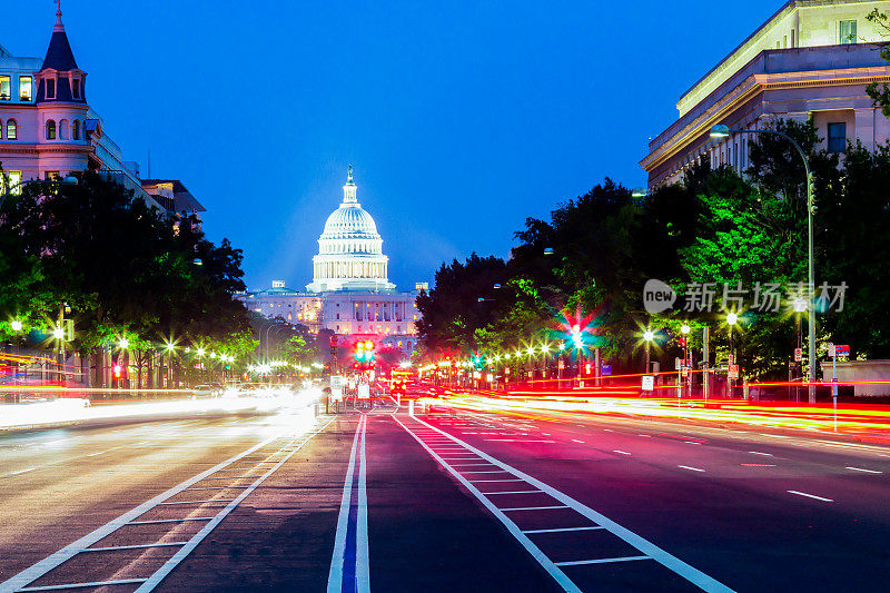 美国国会大厦夜景与汽车灯光小径