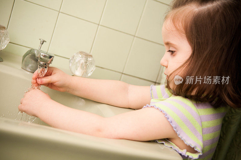小白种女孩在浴室水槽里洗手