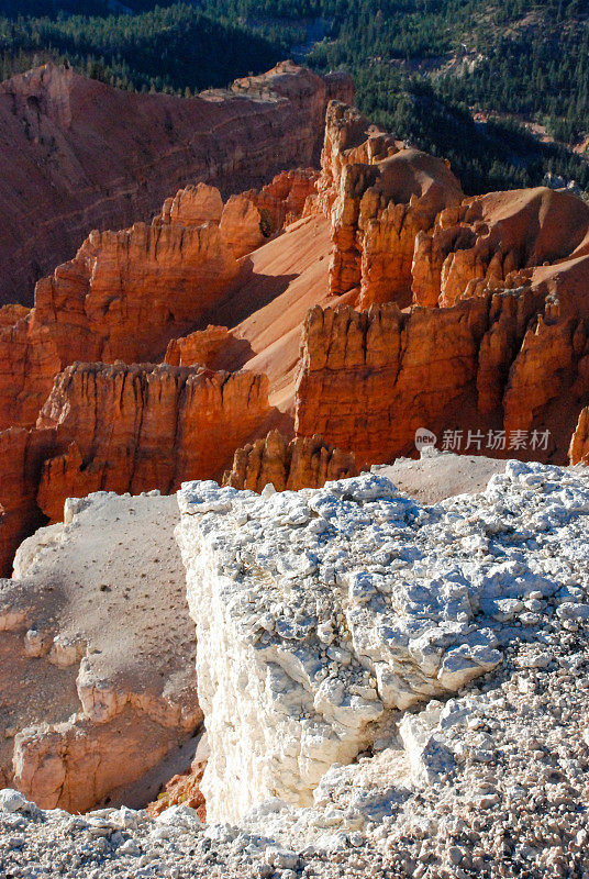 红石和石灰岩雪松打破了犹他州国家纪念碑