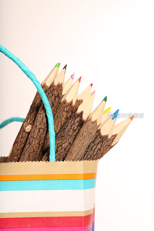 彩色铅笔装在彩色的袋子里