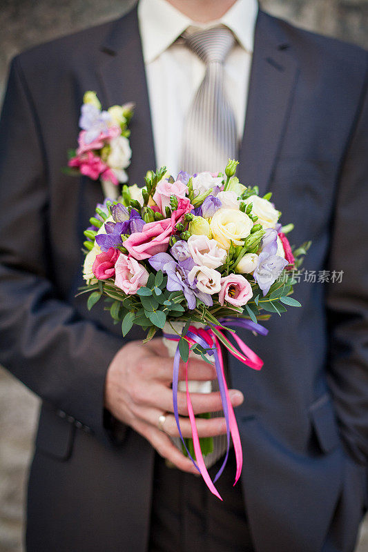 新郎手捧婚礼花束